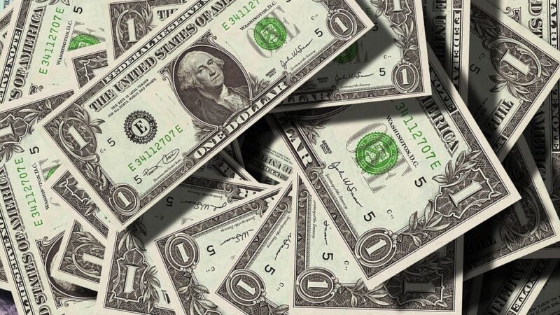 Dólar cai para R$ 5,41 e continua com valores baixos
