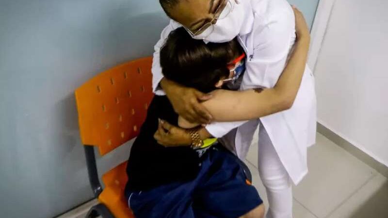Menino abraça profissional da saúde ao se vacinar: ‘Foi bem emocionante’