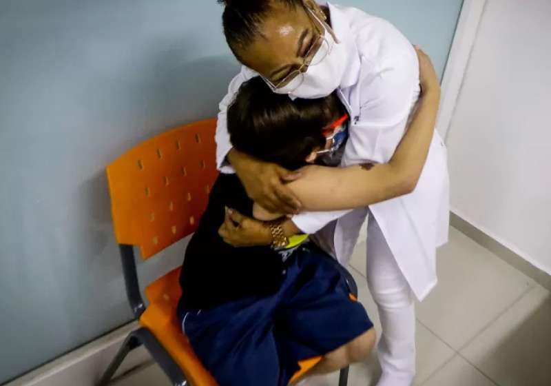 Menino abraça profissional da saúde ao se vacinar: ‘Foi bem emocionante’