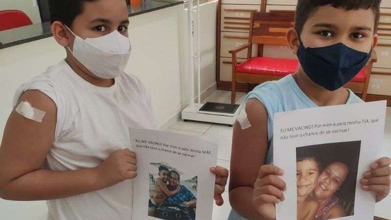 Menino de 8 toma vacina e faz homenagem à mãe que morreu de Covid