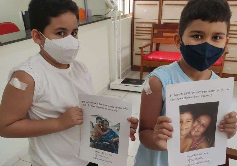 Menino de 8 toma vacina e faz homenagem à mãe que morreu de Covid
