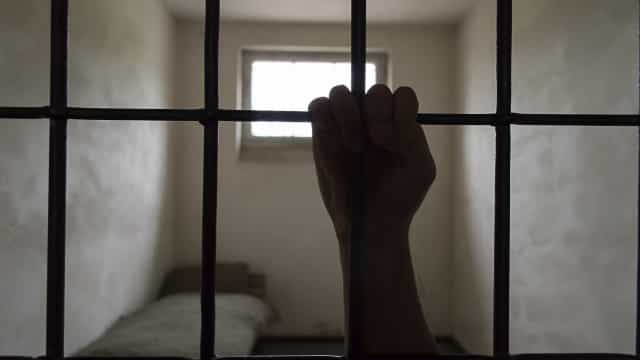 Mulher negra é inocentada de matar sobrinha após passar 27 anos presa