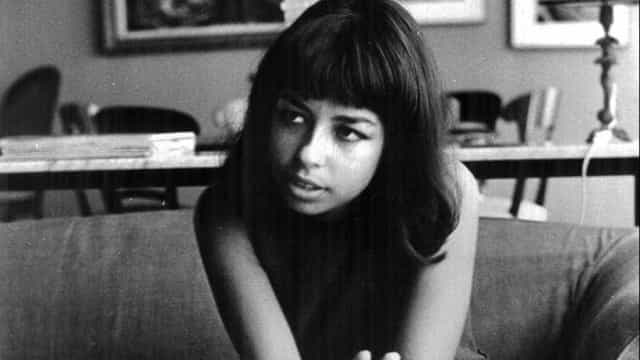 Série retrata Nara Leão como artista à frente do seu tempo, da bossa nova à política