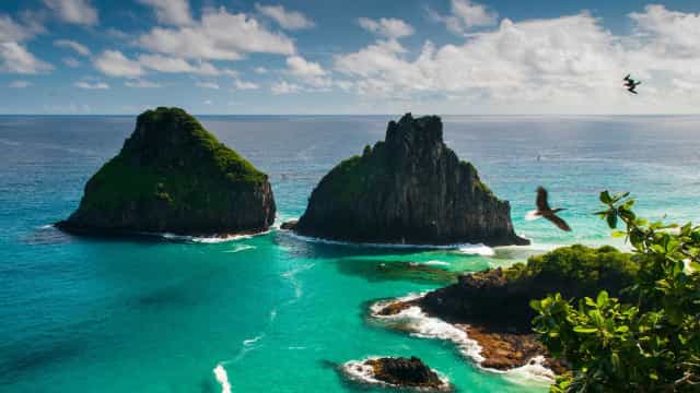 Fernando de Noronha passa a exigir dose de reforço de visitantes