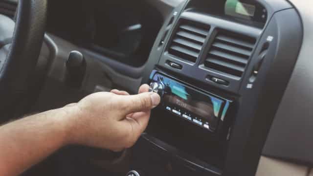 Sertanejos dominam o rádio, que turbina cachês e chega onde internet é precária