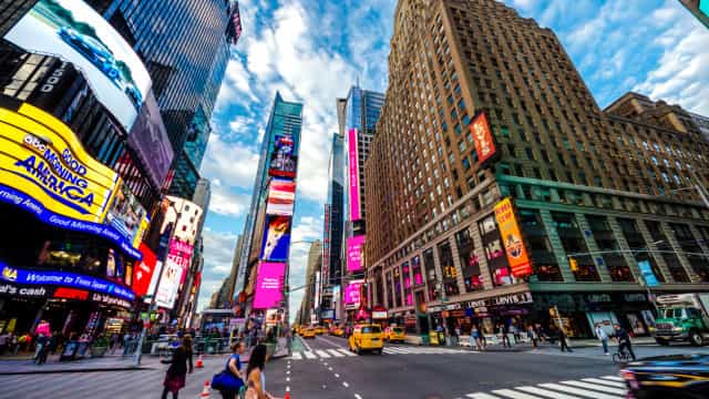 Virada na Times Square tem filas enormes, pizza de rua a R$ 195 e policiais sem máscara