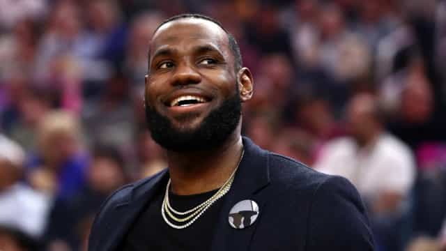 LeBron festeja 37 anos com apresentação de gala em atropelo dos Lakers na NBA