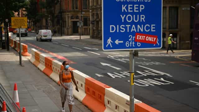 O que o curso da ômicron no Reino Unido pode indicar sobre a pandemia no Brasil