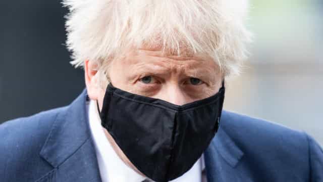 Johnson confirma que esteve em festa durante lockdown e pede desculpas