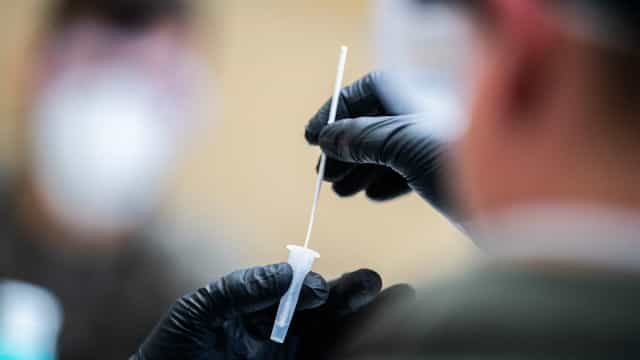 Fabricante de teste de Covid e gripe dobra produção após alta na procura