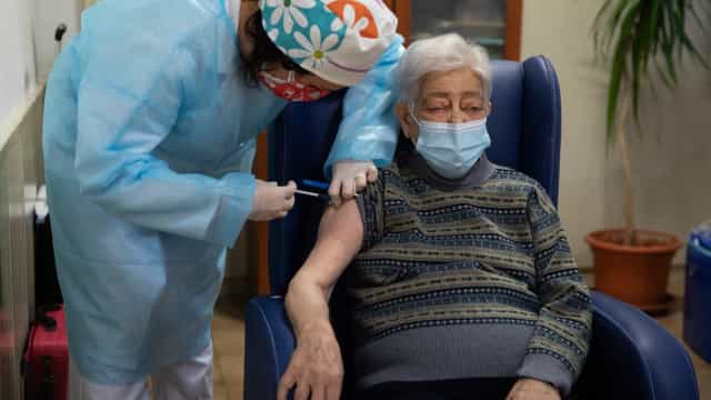 Grécia começa a multar maiores de 60 anos não vacinados