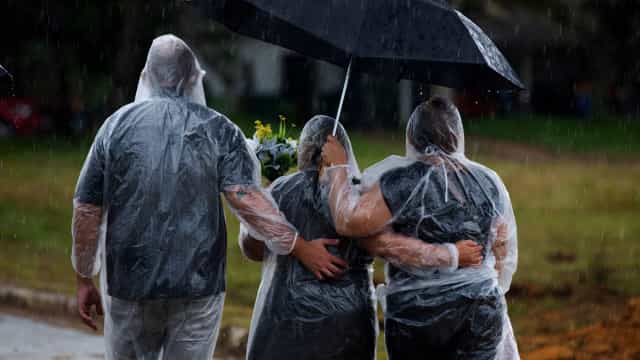 Média de mortes volta a ficar acima de 300, após quase 3 meses