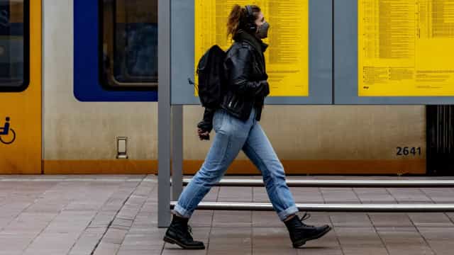 Inglaterra reduz para cinco dias quarentena por Covid para ‘maximizar economia’