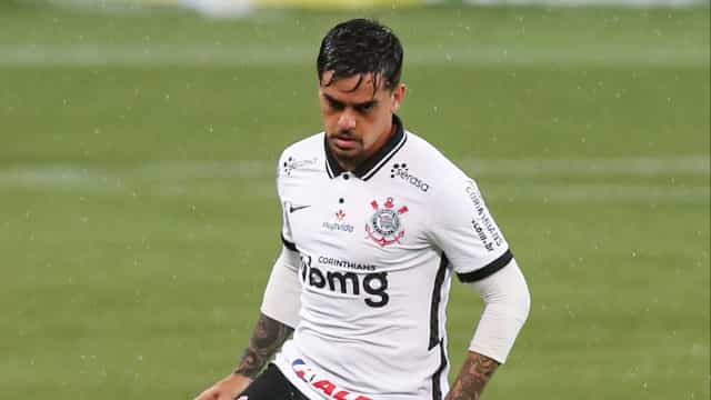 Corinthians anuncia a renovação do lateral-direito Fagner até o final de 2024