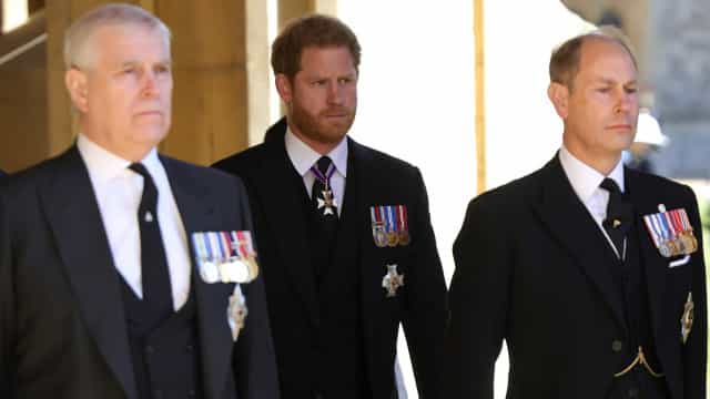 Príncipe Harry ficou chocado ao ver príncipe André gritar com empregados