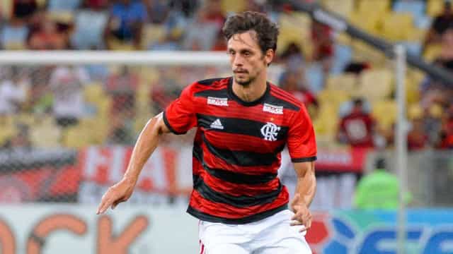 Internado com infecção, Rodrigo Caio desmente boatos de aposentadoria no Flamengo