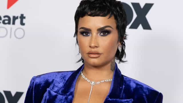 Demi Lovato tatua aranha na cabeça após deixar clínica de reabilitação