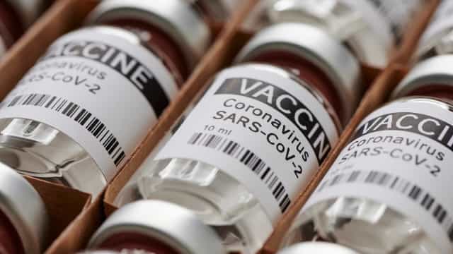 Brasil recebe 1º lote de vacinas da Pfizer contra a covid-19 para crianças