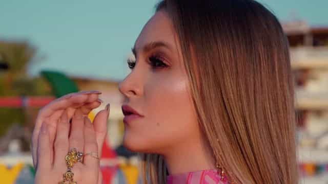 Carla Diaz aparece rindo com namorado após repercussão por lubrificante