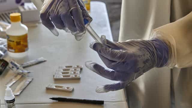 Testes positivos de Covid sobem de 33% para 41% em uma semana, dizem farmácias