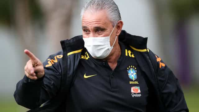 Tite explica saída de Coutinho, absolve Émerson e lamenta arbitragem confusa