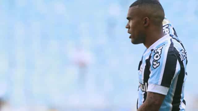 Grêmio revela desejo de Douglas Costa seguir no clube: ‘Queremos que fique’