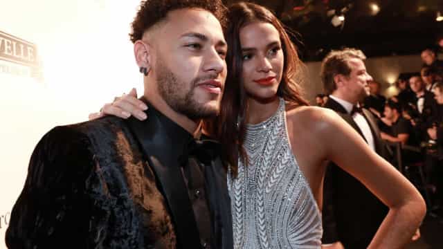 Neymar contrata pai de Bruna Marquezine para fazer revestimento em mansão
