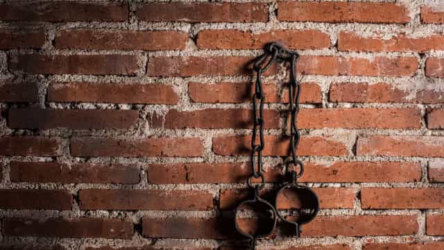 Polícia prende enfermeira na Itália por aplicação de doses falsas a ativistas antivacinas