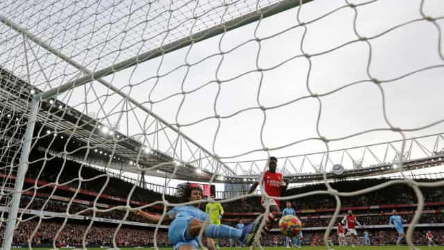 City vira sobre o Arsenal nos acréscimos e ganha 11° jogo seguido no Inglês