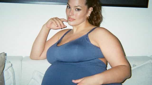 Grávida de gêmeos, Ashley Graham mostra o ‘barrigão’
