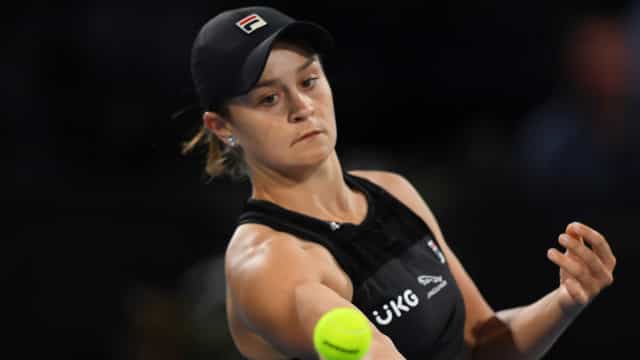 Barty avança à final em Melbourne; Halep enfrenta russa após lesão de Osaka