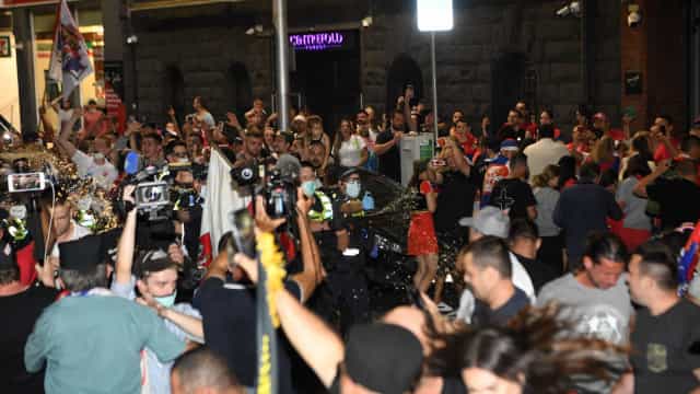 Família de Djokovic participa de protesto contra retenção do tenista na Austrália