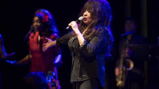 Morre Ronnie Spector, líder e vocalista da banda Ronettes, aos 78 anos