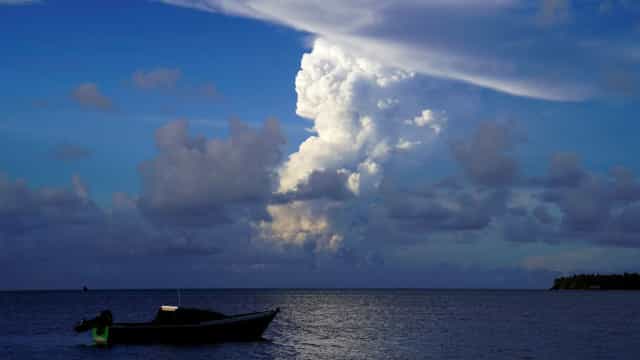 Vulcão em erupção provoca tsunami em Tonga