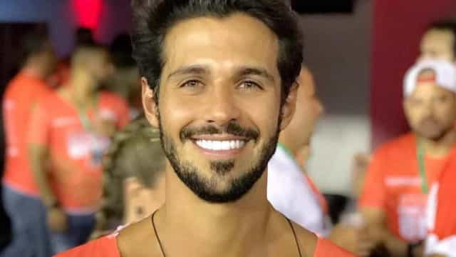Com empurrão de Anitta, Rodrigo do BBB bate um milhão de seguidores