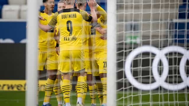 Haaland marca, Dortmund supera o Hoffenheim e fica a três pontos do líder Bayern