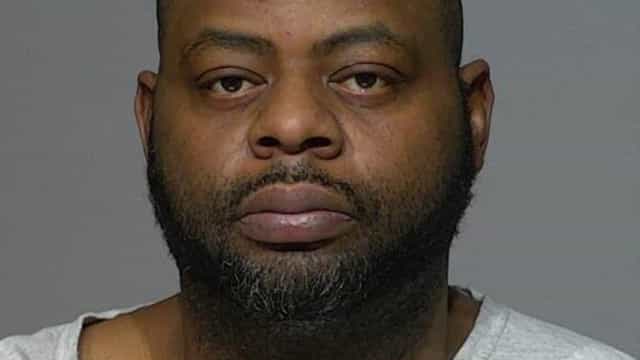 Pai mata filha ao ensiná-la a usar a arma em segurança