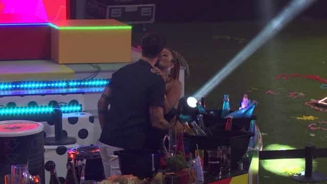 Rodrigo se arrepende de flerte com Laís e selinho em Natália e Maria no BBB
