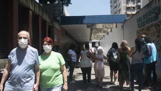 Covid-19: Brasil bate recorde pelo 2.º dia consecutivo com 228.954 casos