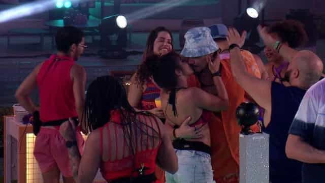 Maria beija Eliezer e Linn na mesma festa no BBB 22