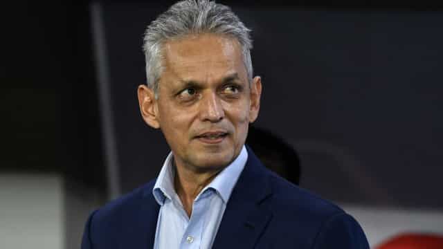 Ex-técnico do Flamengo é alvo de garrafadas após derrota na Colômbia