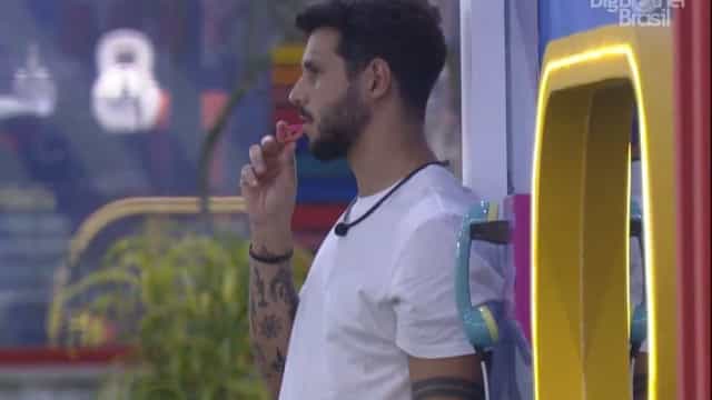 Madrugada no BBB tem DR, papo sobre Luana Piovani e plantão no Big Fone
