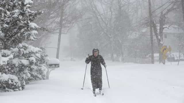 ‘Ciclone bomba’ paralisa rotina de 70 milhões na costa leste dos EUA