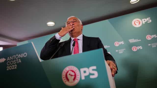 Socialistas vencem eleições em Portugal e conquistam surpreendente maioria absoluta