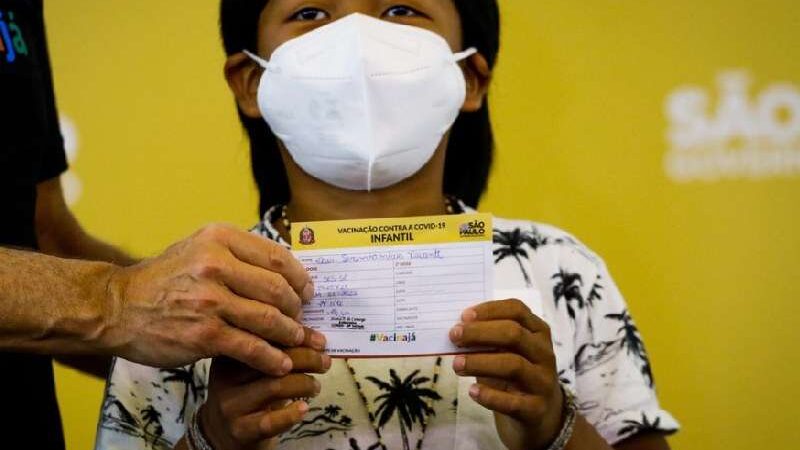 Primeira criança vacinada no Brasil é indígena e com deficiência