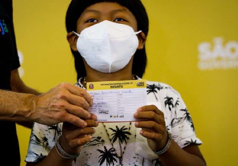 Primeira criança vacinada no Brasil é indígena e com deficiência