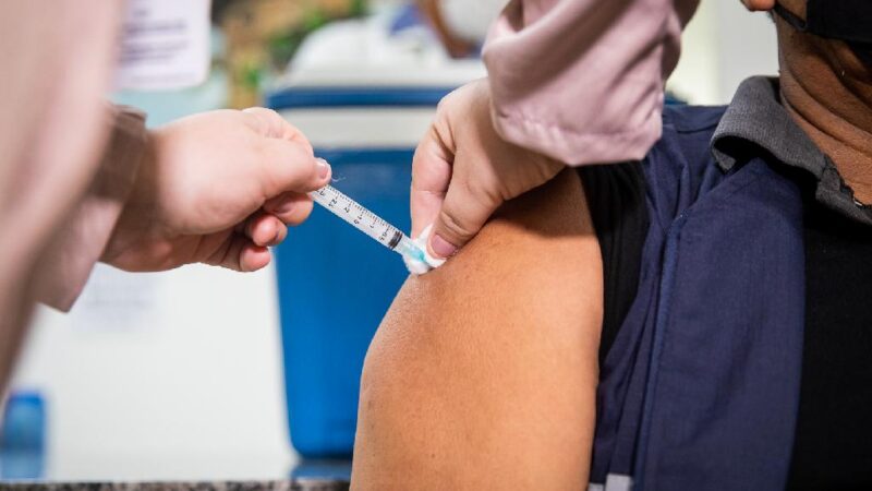 SES descarta suposto caso de reação neurológica grave após vacina da Covid-19