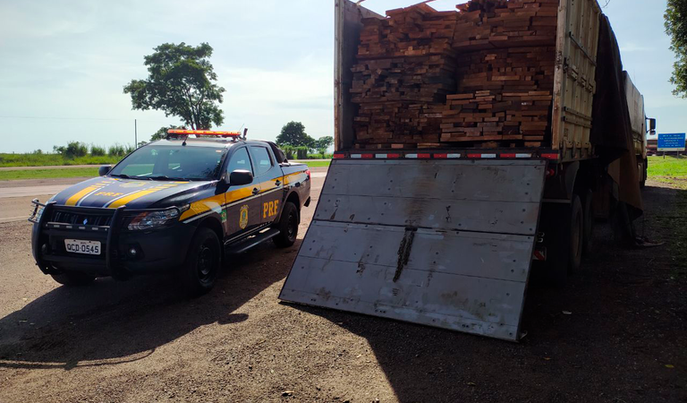 PRF apreende madeira sendo transportada irregularmente