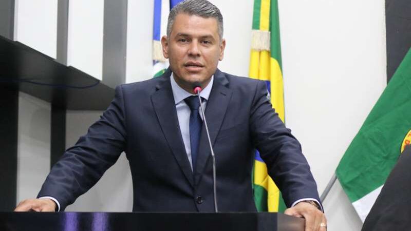 Vereador participa de inauguração de estádio e reconhece trabalho prestado por Emanuel Pinheiro