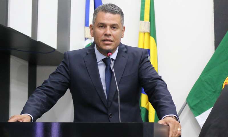 Vereador participa de inauguração de estádio e reconhece trabalho prestado por Emanuel Pinheiro